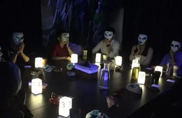 狼人杀游戏主持流程：天黑行动、白天发言与投票要点